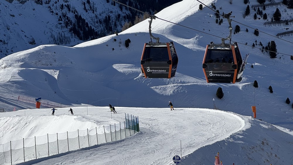 Moderne gondels in Val Gardena.